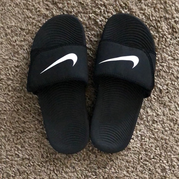 boys nike flip flops